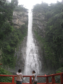 那智の螺滝を眺めるツアー参加の女性2人