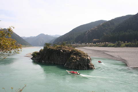 紀伊半島みる観る探検隊、熊野川を川舟遊覧するツアー参加者