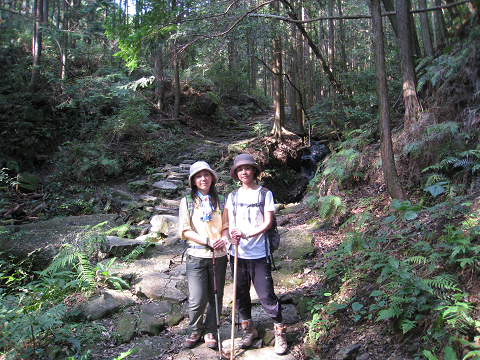 熊野古道伊勢路・馬越峠の石畳にて女子旅2人