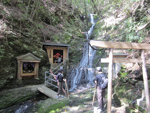 熊野古道伊勢路・馬越不動滝にてツアー参加者の夫婦