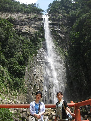 那智の滝にてツアー参加の姉妹