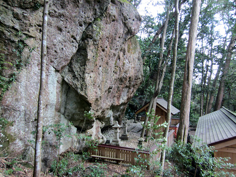神内神社の巨岩の御神体