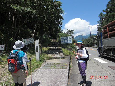 熊野古道伊勢路・馬越峠登り口にてガイドとツアー参加女性