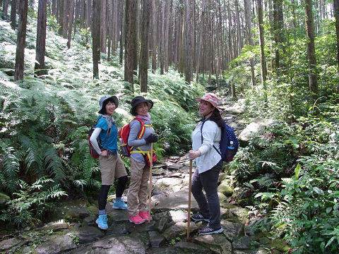 熊野古道伊勢路・馬越峠にてエコツアー参加の女性3人