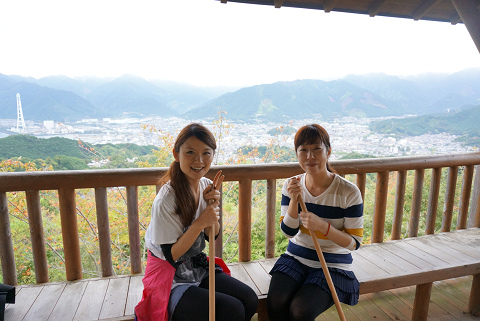 熊野古道伊勢路・馬越公園あずま屋にて尾鷲市の眺めとツアー参加女性2人