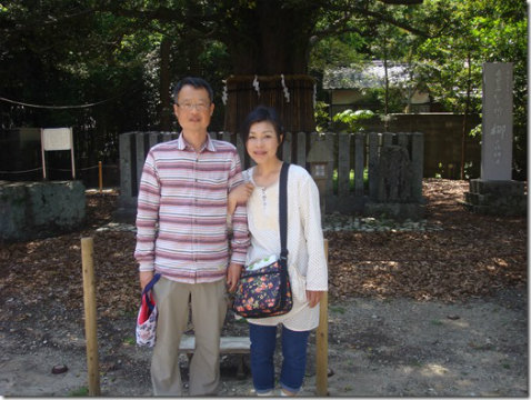 熊野速玉大社のご神木ナギの前にてツアー参加の夫婦