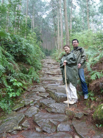 熊野古道伊勢路・馬越峠の石畳とツアー参加の夫婦