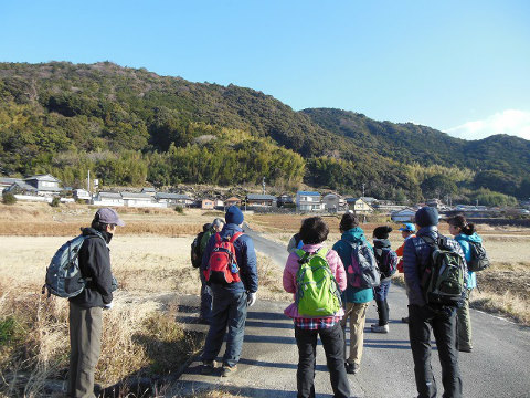 熊野市の千引きの磐座に向かうガイドとツアー参加者