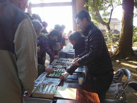 熊野市の産田神社にてさんま寿司の振る舞い