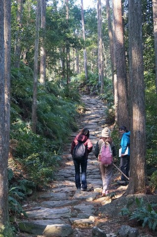 熊野古道伊勢路・馬越峠の石畳にてガイド内山裕紀子とツアー参加女性