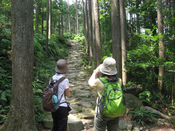 熊野古道馬越峠と天狗倉山トレッキングツアーの女性参加者2人