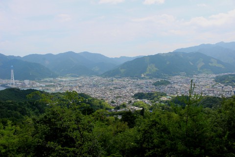 熊野古道伊勢路・馬越峠の展望台から尾鷲市の眺め