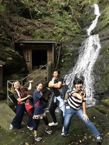 熊野古道伊勢路の馬越不動滝にてポーズをするツアー参加者4人
