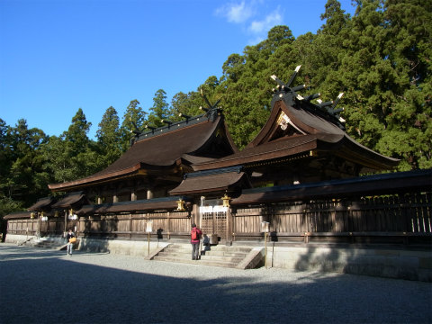 熊野本宮大社の社殿と青空