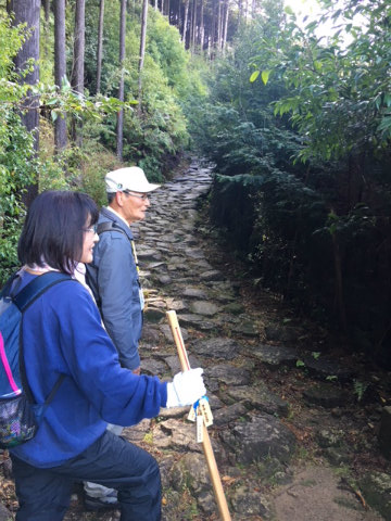 熊野古道伊勢路・八鬼山越えを歩くガイド古山正とツアー参加の女性