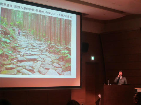 熊野古道の着地型観光について講演する内山裕紀子