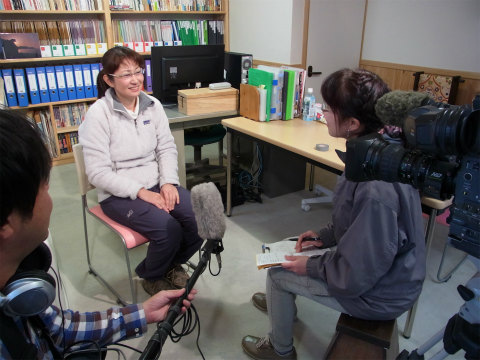 くまの体験企画代表の内山裕紀子がNHKのインタビューを受ける様子