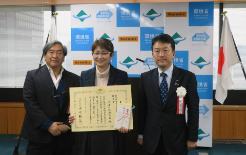 第13回エコツーリズム大賞表彰式にて表彰状を持つ内山裕紀子