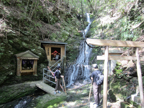 熊野古道伊勢路・馬越峠エコツアー、馬越不動滝を見る夫婦