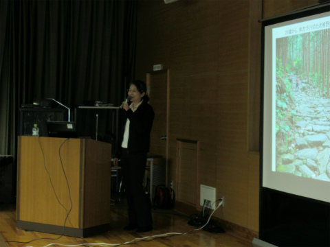 くまの体験企画の内山裕紀子が熊野古道の観光について講演する様子