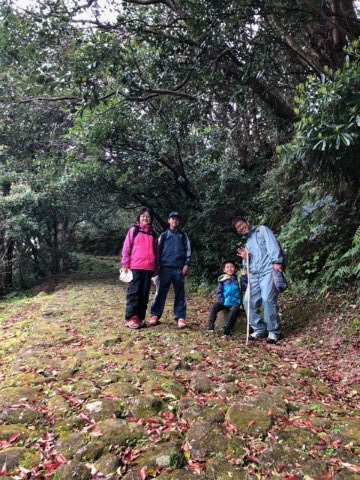 熊野古道中辺路・高野坂の石畳にて親子連れの記念写真