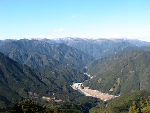 天狗倉山の山頂から眺める大台ケ原と銚子川