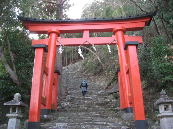 神倉神社の石段を上る一人旅女性