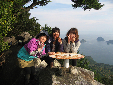 熊野古道馬越峠と天狗倉山トレッキングツアーの女性参加者3人