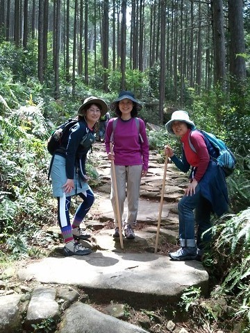 熊野古道伊勢路・馬越峠にてガイド内山裕紀子とツアー参加の女性