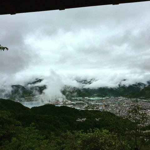 熊野古道伊勢路・馬越公園東屋から眺める尾鷲市