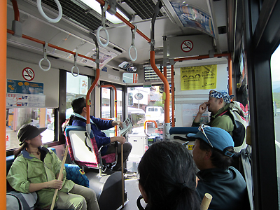 バスに乗るエコツアー参加者5人