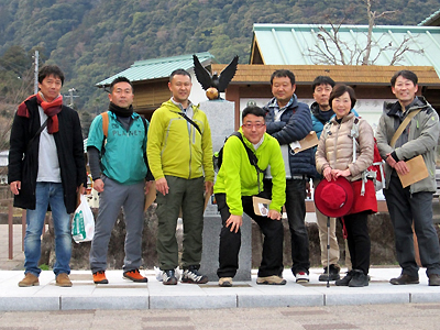 那智山ツアーに参加した男性7人と女性ガイド1人の集合写真