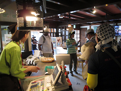 熊野古道おもてなし館にてガイドと買い物客