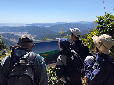 熊野古道伊勢路・ツヅラト峠にてガイドと家族連れ参加者