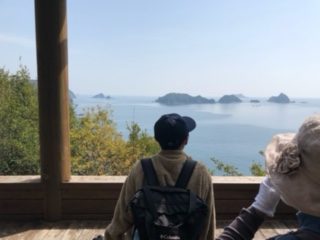 熊野古道伊勢路・サボ鼻道から紀伊の松島を眺めるエコツアー参加者