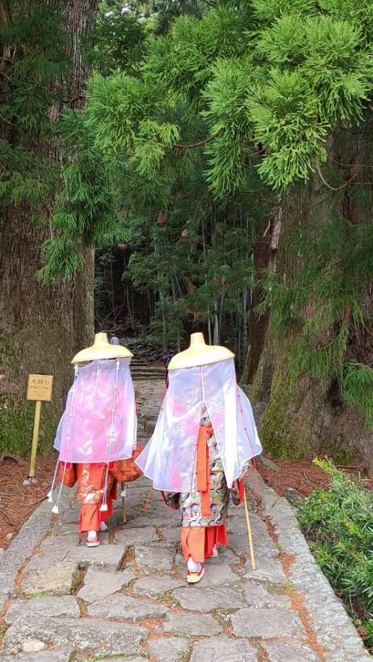 熊野古道の大門坂茶屋で平安衣装体験をするエコツアー参加者