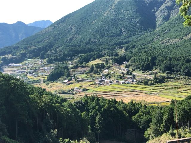 熊野古道伊勢路・横垣峠から阪本集落の眺め