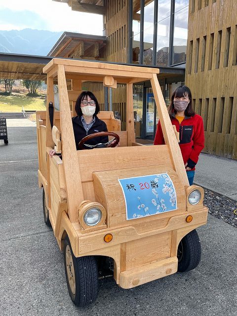 熊野古道センターの尾鷲ヒノキ電気自動車