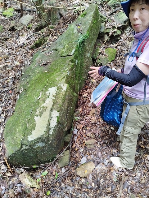 松本峠道の巨石
