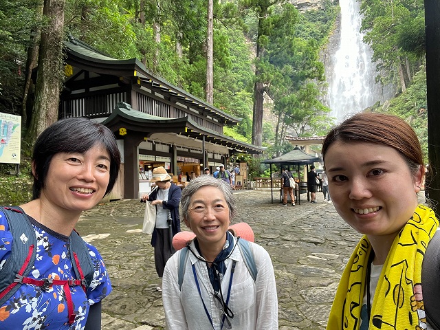 那智の滝にてエコツアー参加女性とガイド
