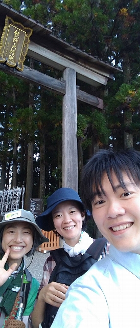 熊野本宮大社にの鳥居前で3人写真